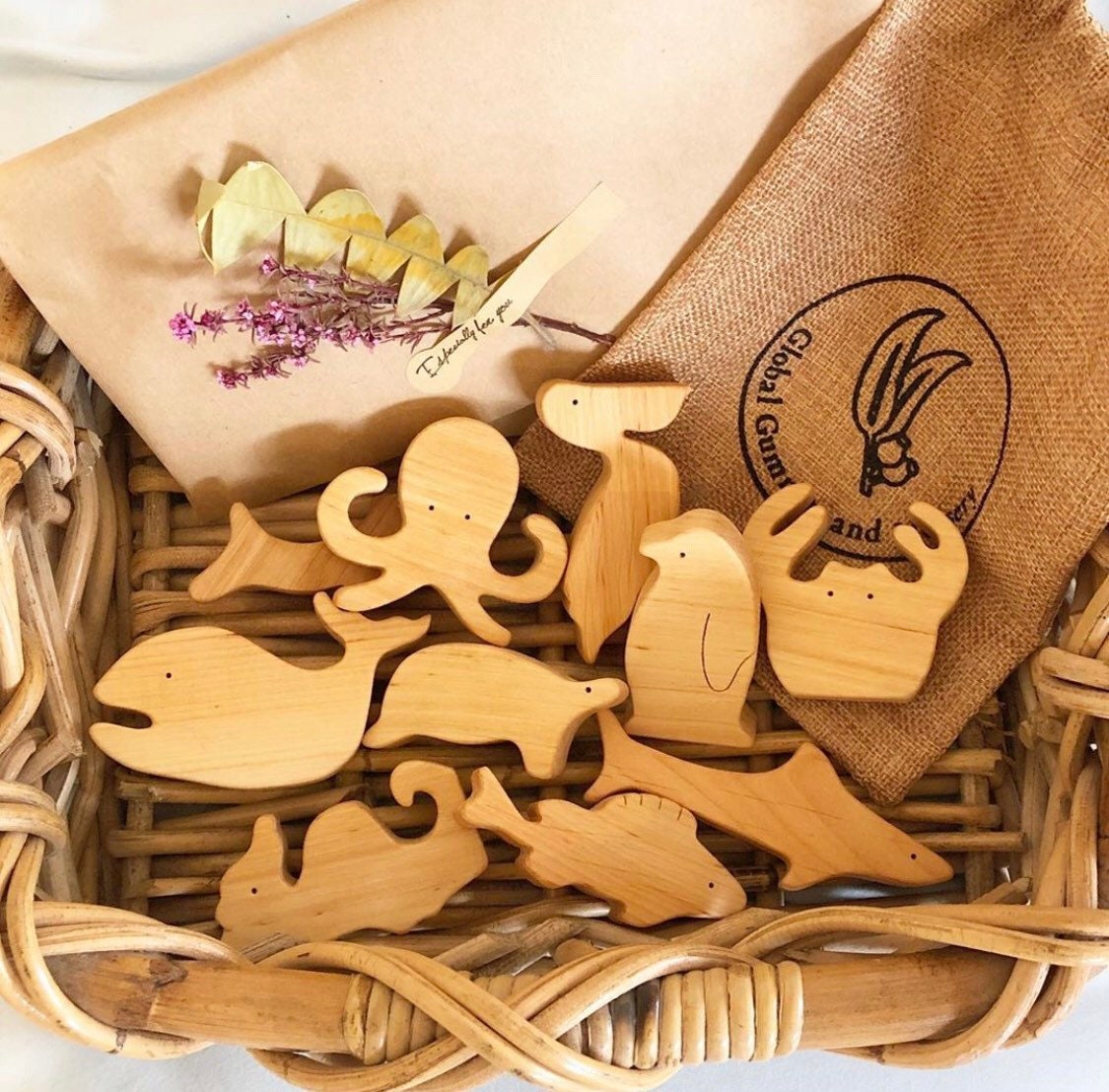 Wooden Ocean Sea Animals Set: Ocean-themed wooden animals, including fish and sharks.