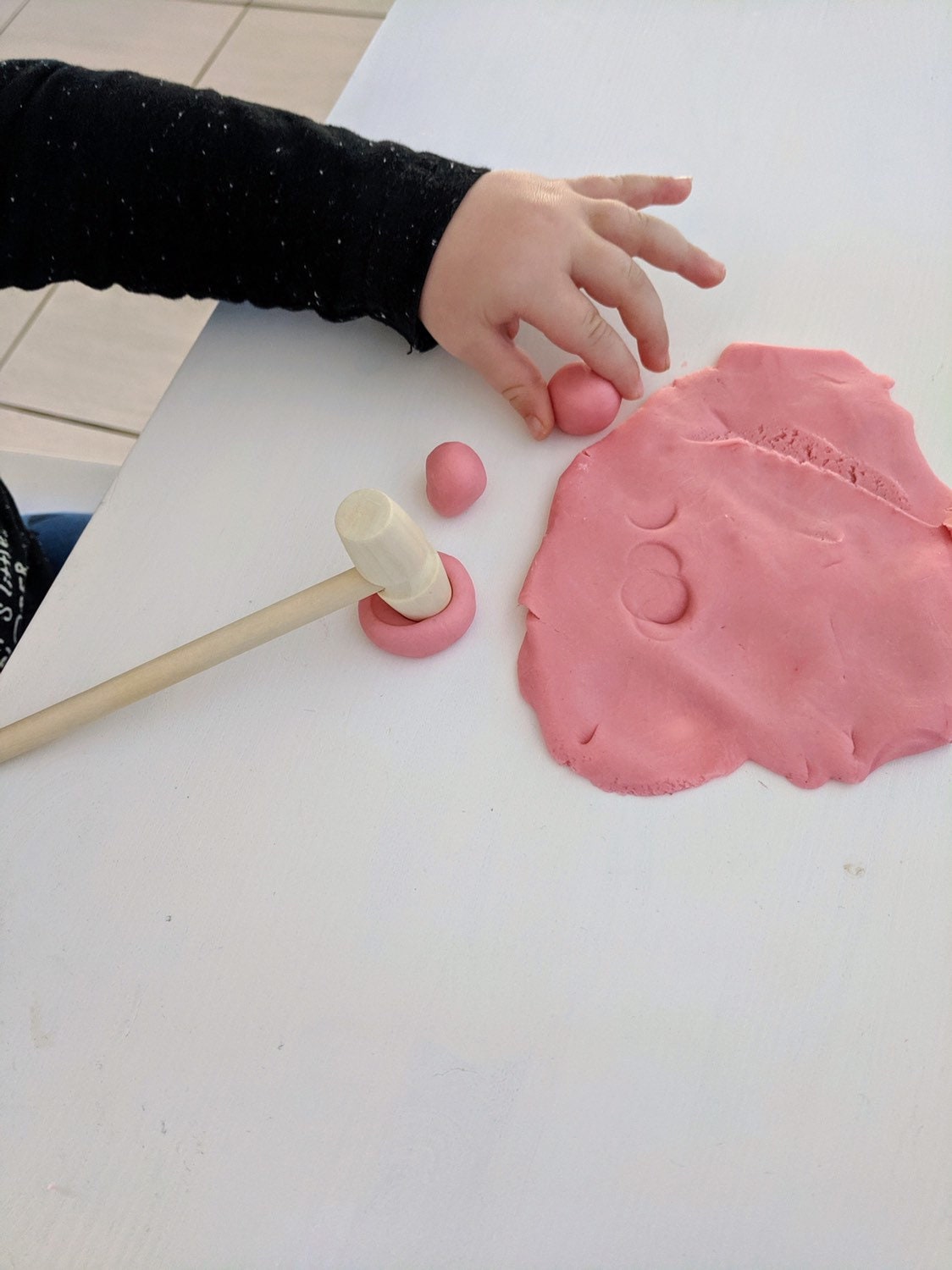Baby Hammer - Natural Wood: Wooden baby hammer designed to develop fine motor skills.