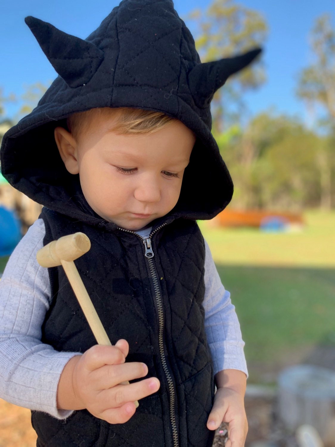 Baby Hammer - Natural Wood: Wooden baby hammer designed to develop fine motor skills.