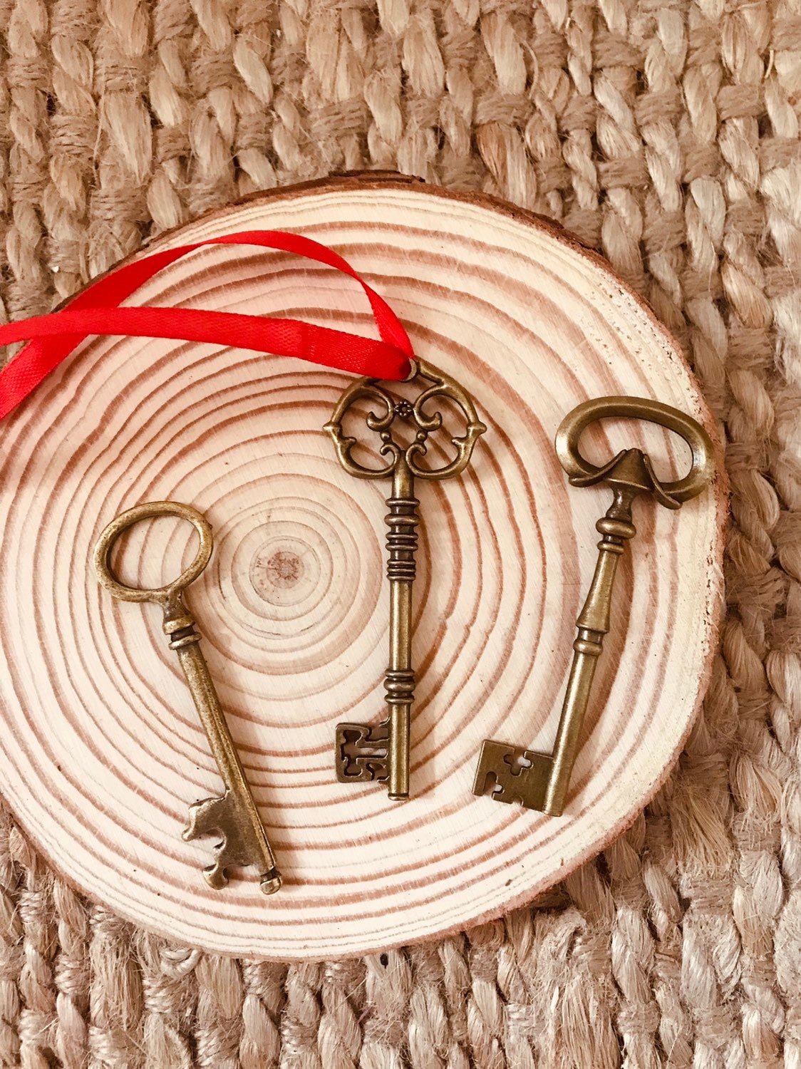 kids wooden view finder: nature exploration tool for observing clouds and leaves.