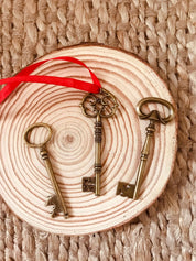 kids wooden view finder: nature exploration tool for observing clouds and leaves.