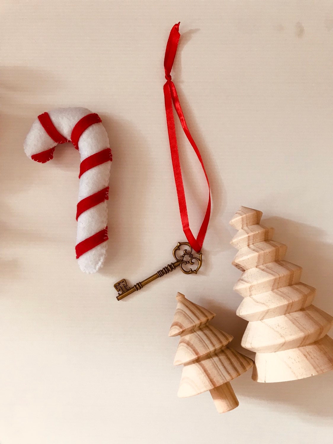 kids wooden view finder: nature exploration tool for observing clouds and leaves.