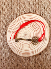 kids wooden view finder: nature exploration tool for observing clouds and leaves.