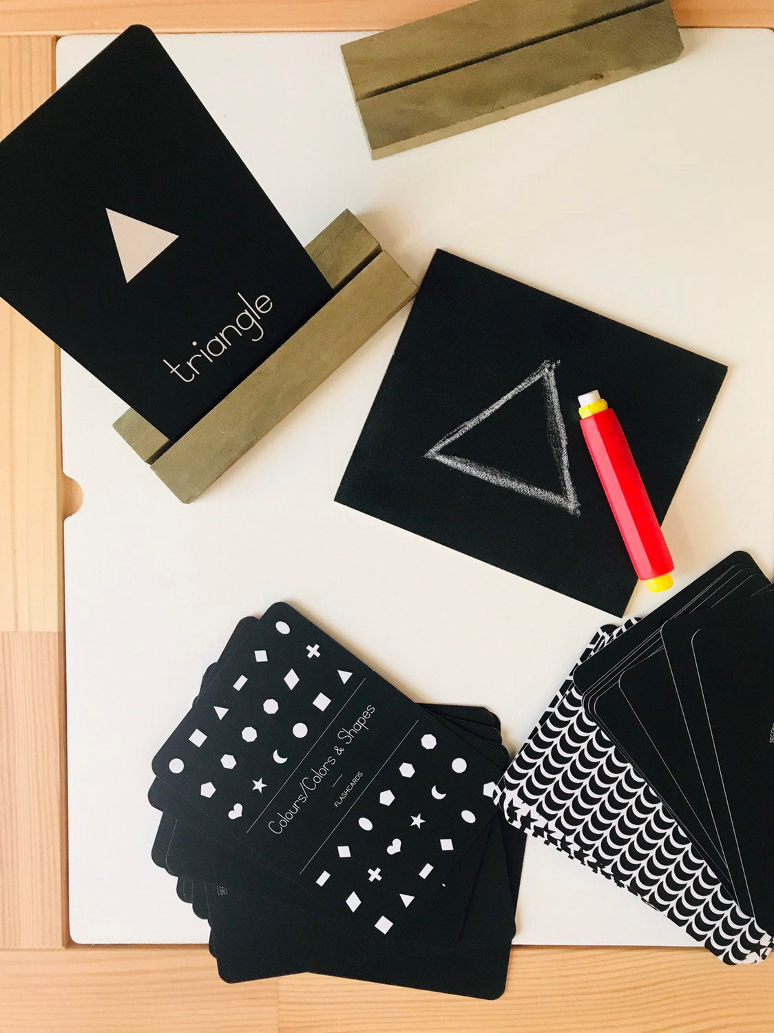 Mini chalkboard and wooden stand (13x15cm), perfect for notes, messages, or creative play.