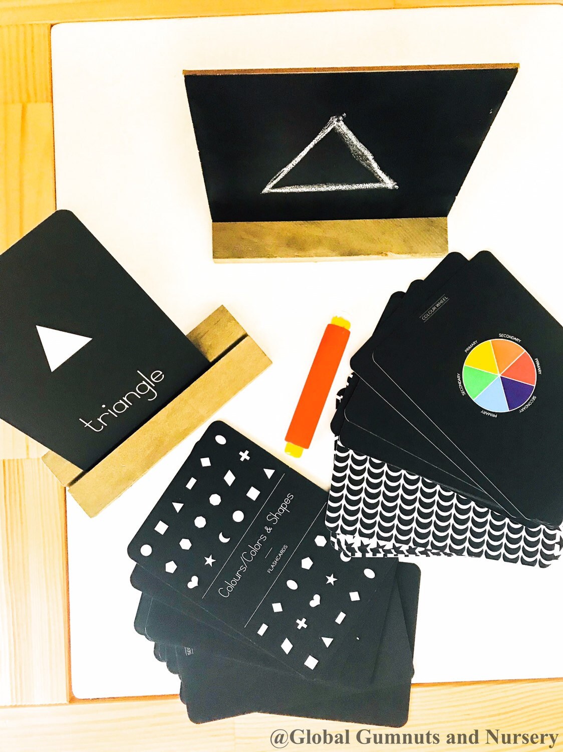 Mini chalkboard and wooden stand (13x15cm), perfect for notes, messages, or creative play.