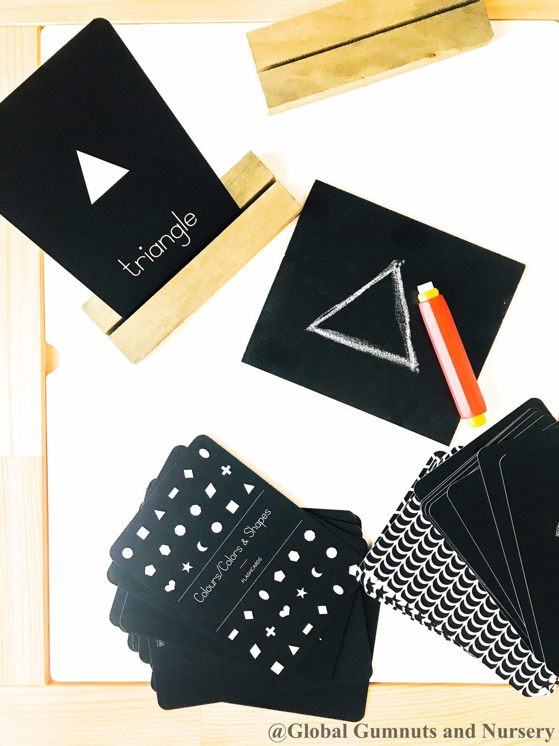 Mini chalkboard and wooden stand (13x15cm), perfect for notes, messages, or creative play.