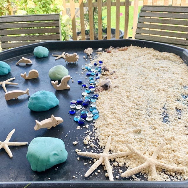 Handmade Wooden Sea Animal Set: Marine-themed wooden set with 8 aquatic animals.