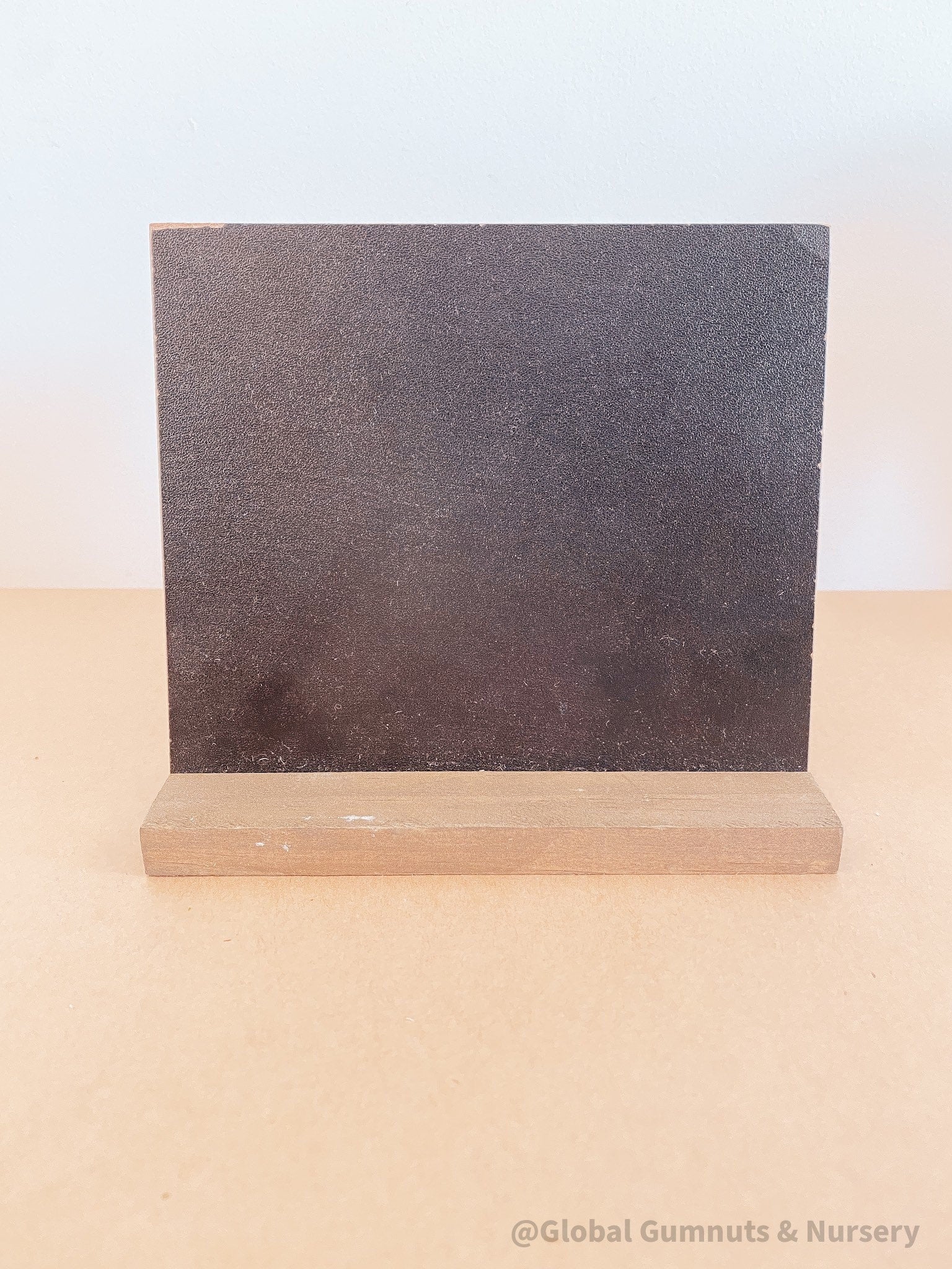 Mini chalkboard and wooden stand (13x15cm), perfect for notes, messages, or creative play.