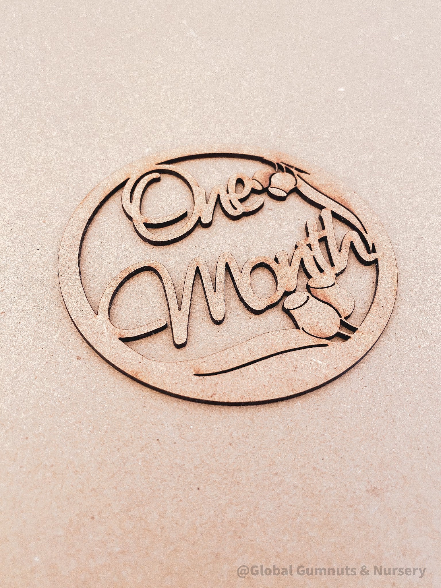 1-month milestone disc: elegant wooden disc to celebrate a baby's first month.