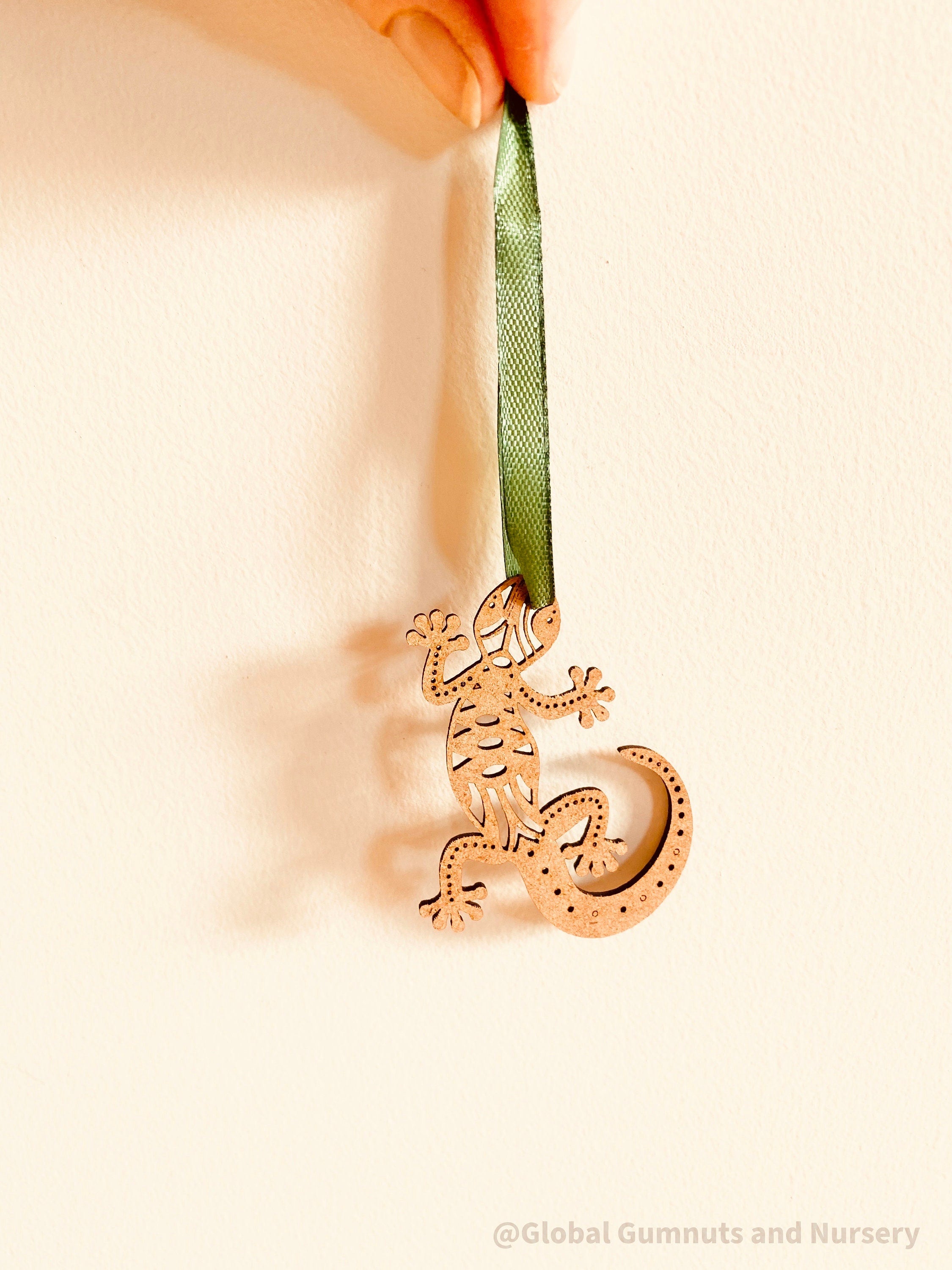 Gecko Ornament: Australian animal-themed gecko ornament for Christmas trees.