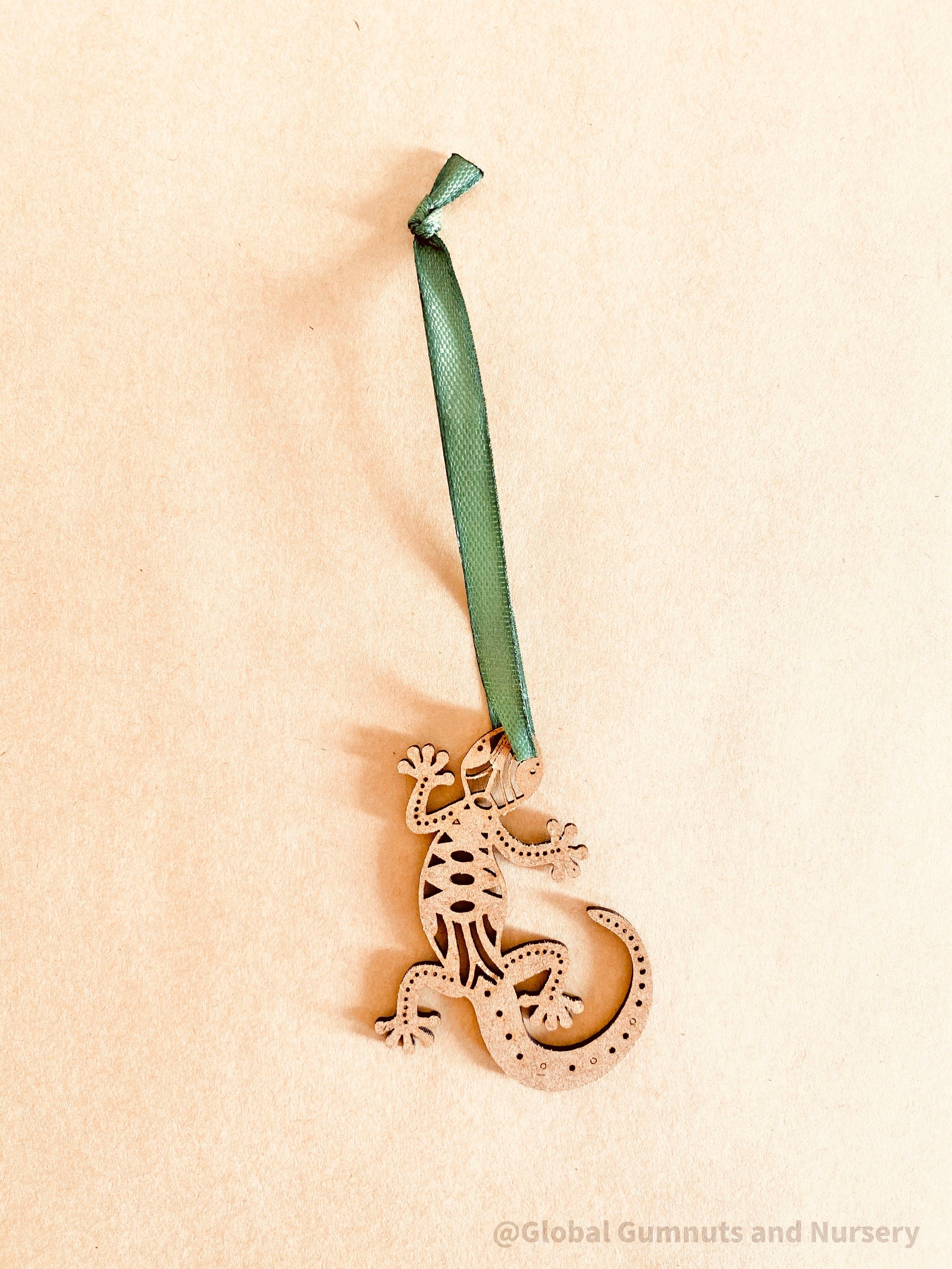 Gecko Ornament: Australian animal-themed gecko ornament for Christmas trees.