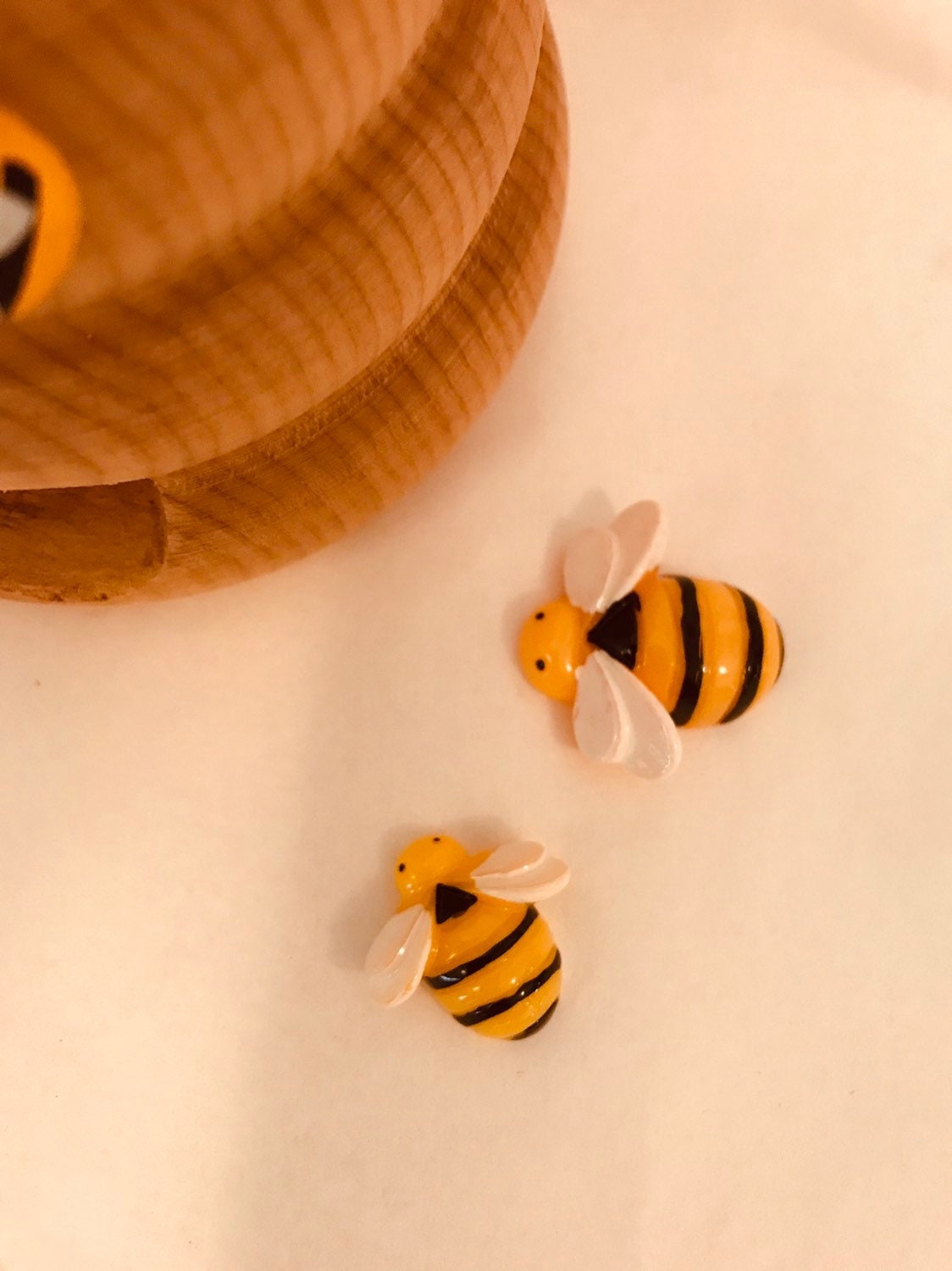 Resin Bees – Life Cycle Craft Supplies: Small resin bee set perfect for teaching insect life cycles, fairy garden crafts, or nature-themed play.