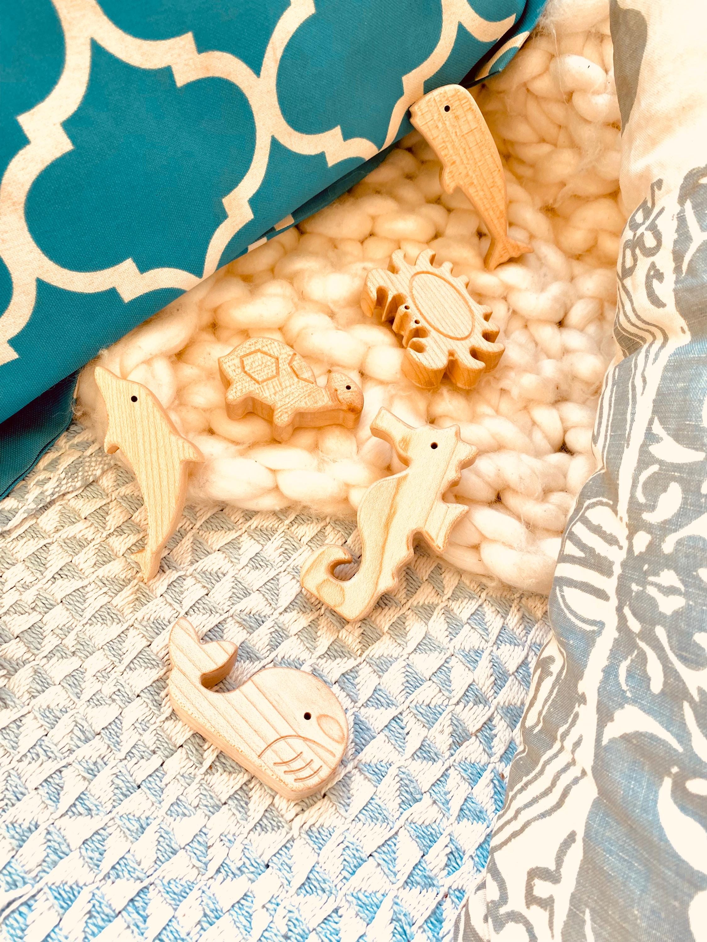 Handmade Wooden Sea Animal Set: Marine-themed wooden set with 8 aquatic animals.