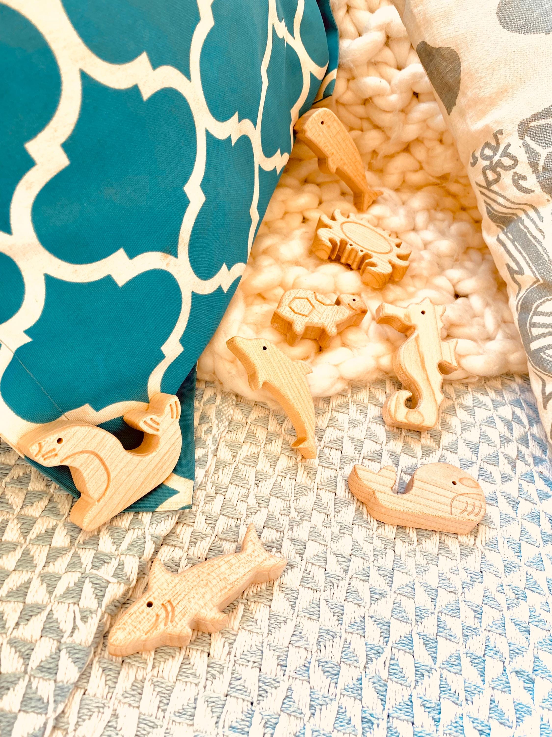 Handmade Wooden Sea Animal Set: Marine-themed wooden set with 8 aquatic animals.