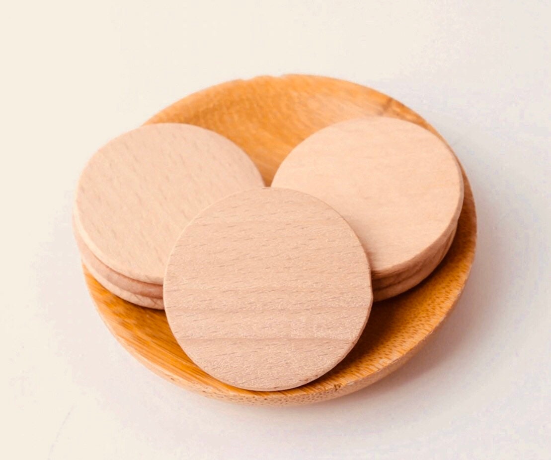 Smooth, unfinished 3.5cm round wooden discs for crafting, educational activities, or creative DIY projects.