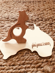 Wooden kangaroo, crafted from natural beech wood for play gyms or pocket gifts.
