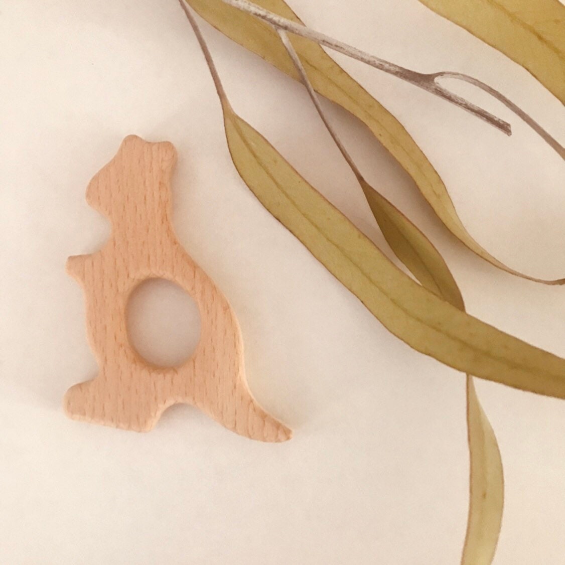 Wooden kangaroo, crafted from natural beech wood for play gyms or pocket gifts.

