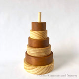 Apilador de madera con rayas naturales y tinte