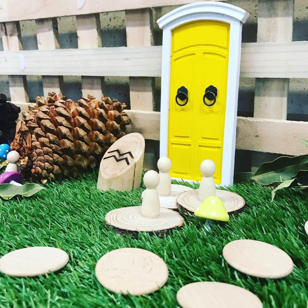 Smooth, unfinished 3.5cm round wooden discs for crafting, educational activities, or creative DIY projects.