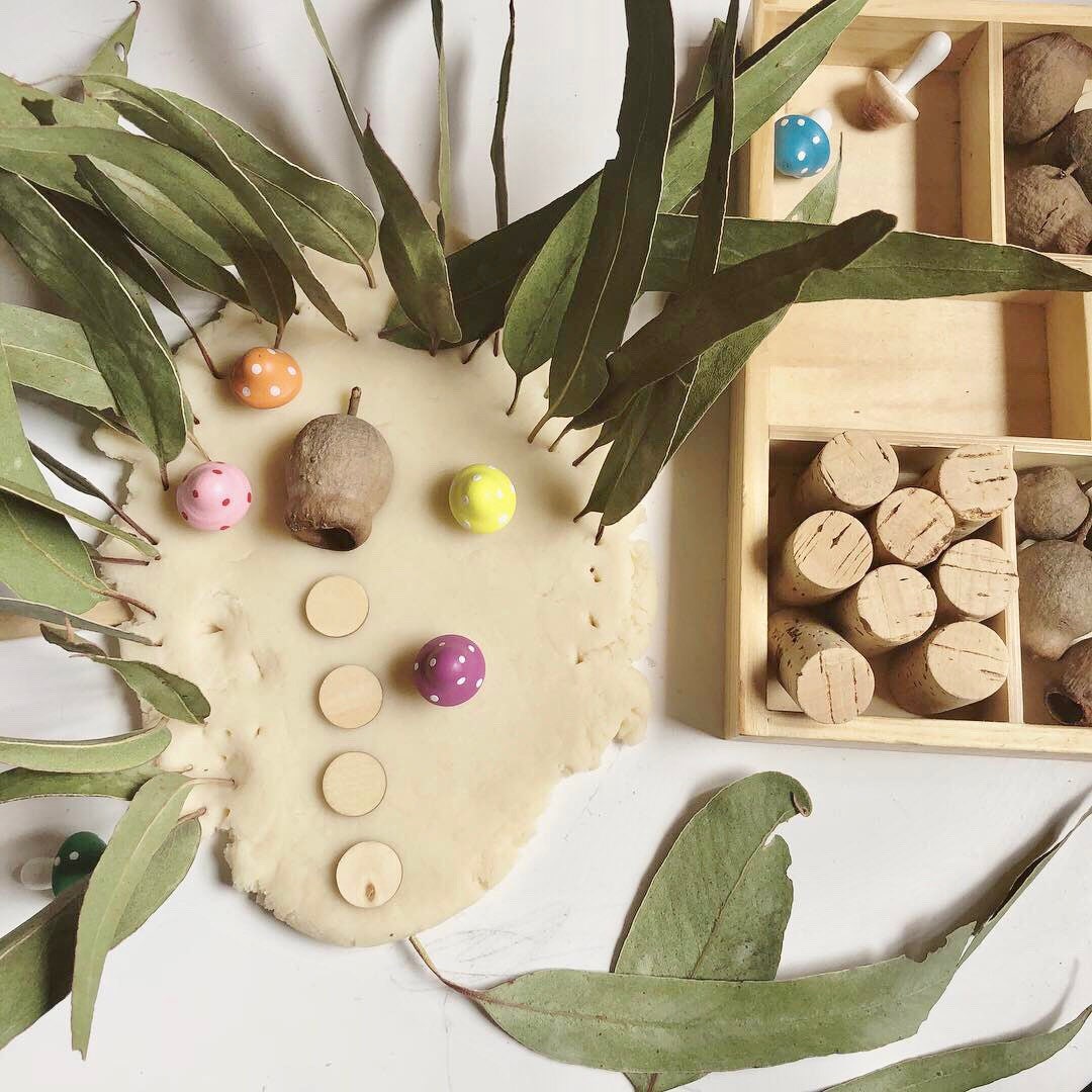 Smooth, unfinished 3.5cm round wooden discs for crafting, educational activities, or creative DIY projects.