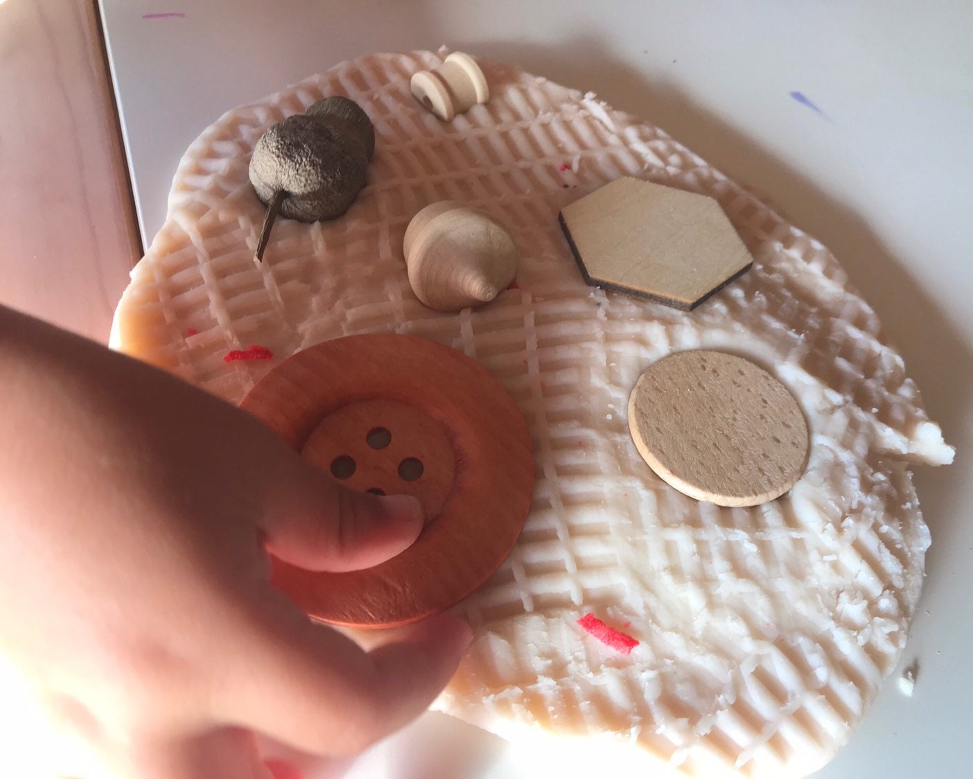 Smooth, unfinished 3.5cm round wooden discs for crafting, educational activities, or creative DIY projects.