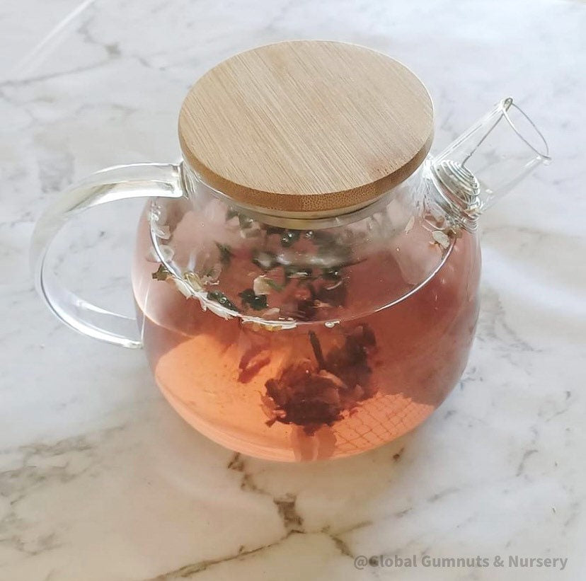 Glass Teapot with Bamboo Lid: Stylish glass teapot with bamboo lid, perfect for tea time or as a display piece for modern decor.