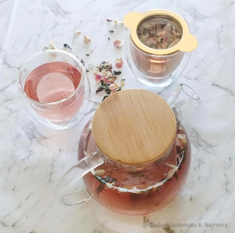 Glass Teapot with Bamboo Lid: Stylish glass teapot with bamboo lid, perfect for tea time or as a display piece for modern decor.
