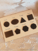 Tablero de madera para trazar formas con piezas de formas a juego y un lápiz óptico de madera