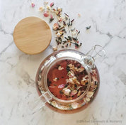 glass teapot with bamboo lid: stylish glass teapot with bamboo lid, perfect for tea time or as a display piece for modern decor.
