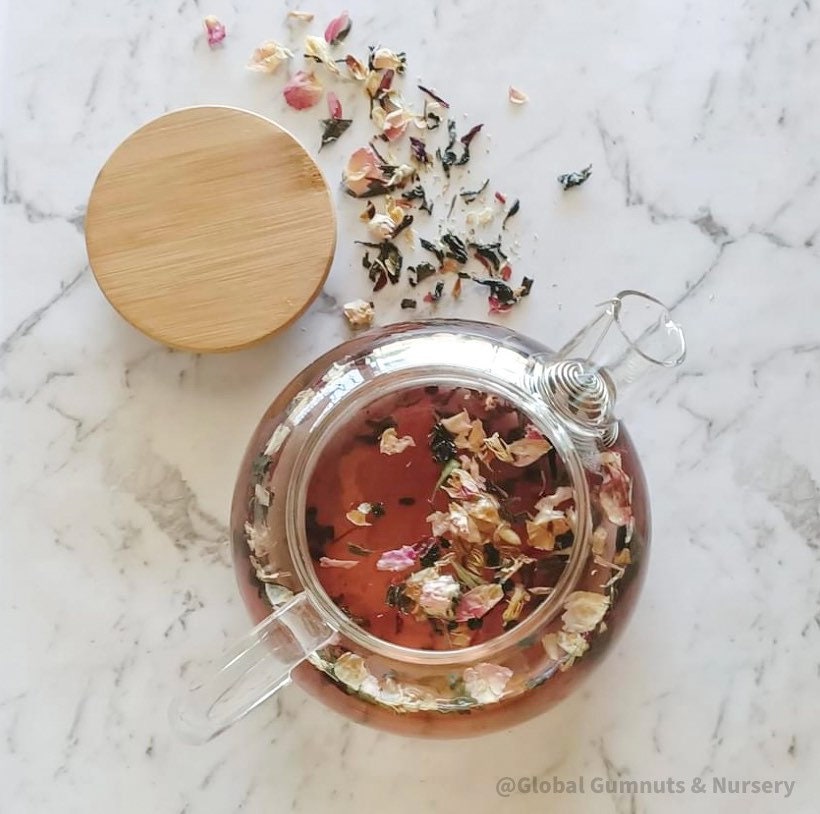 Glass Teapot with Bamboo Lid: Stylish glass teapot with bamboo lid, perfect for tea time or as a display piece for modern decor.