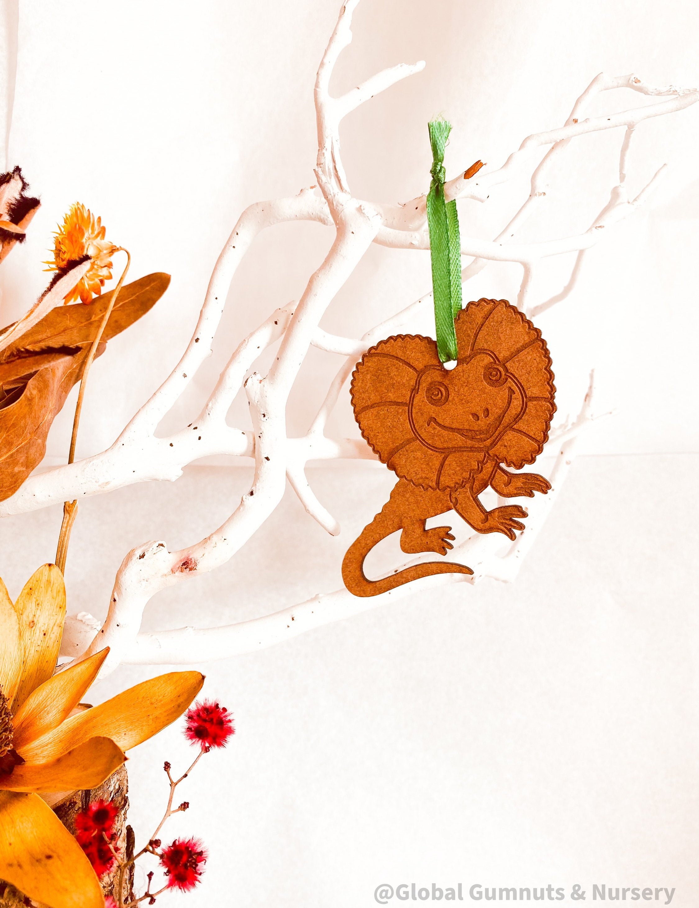 Frilled Neck Lizard Christmas Ornament: Australian animal-themed ornament for holiday decor.
