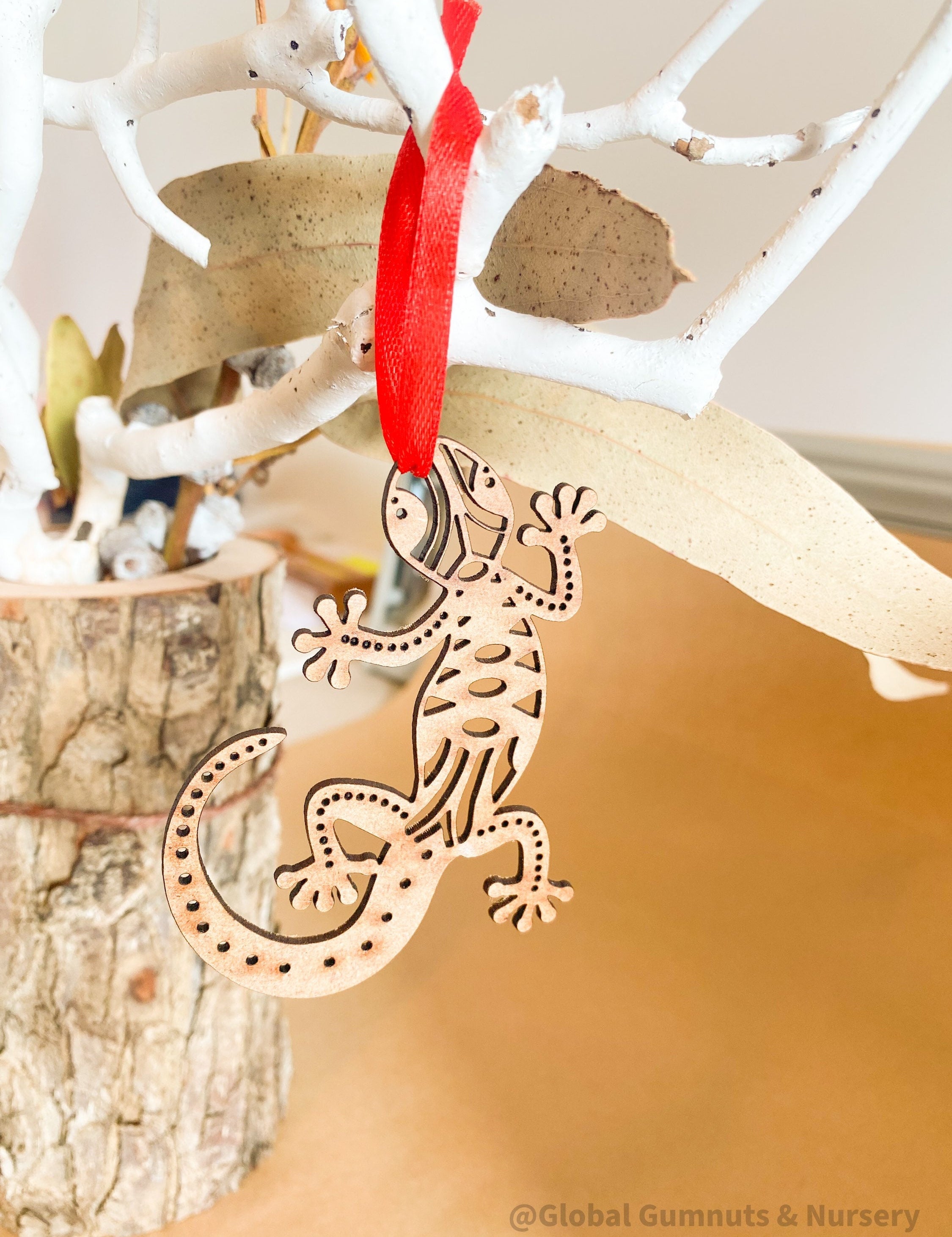 Gecko Ornament: Australian animal-themed gecko ornament for Christmas trees.
