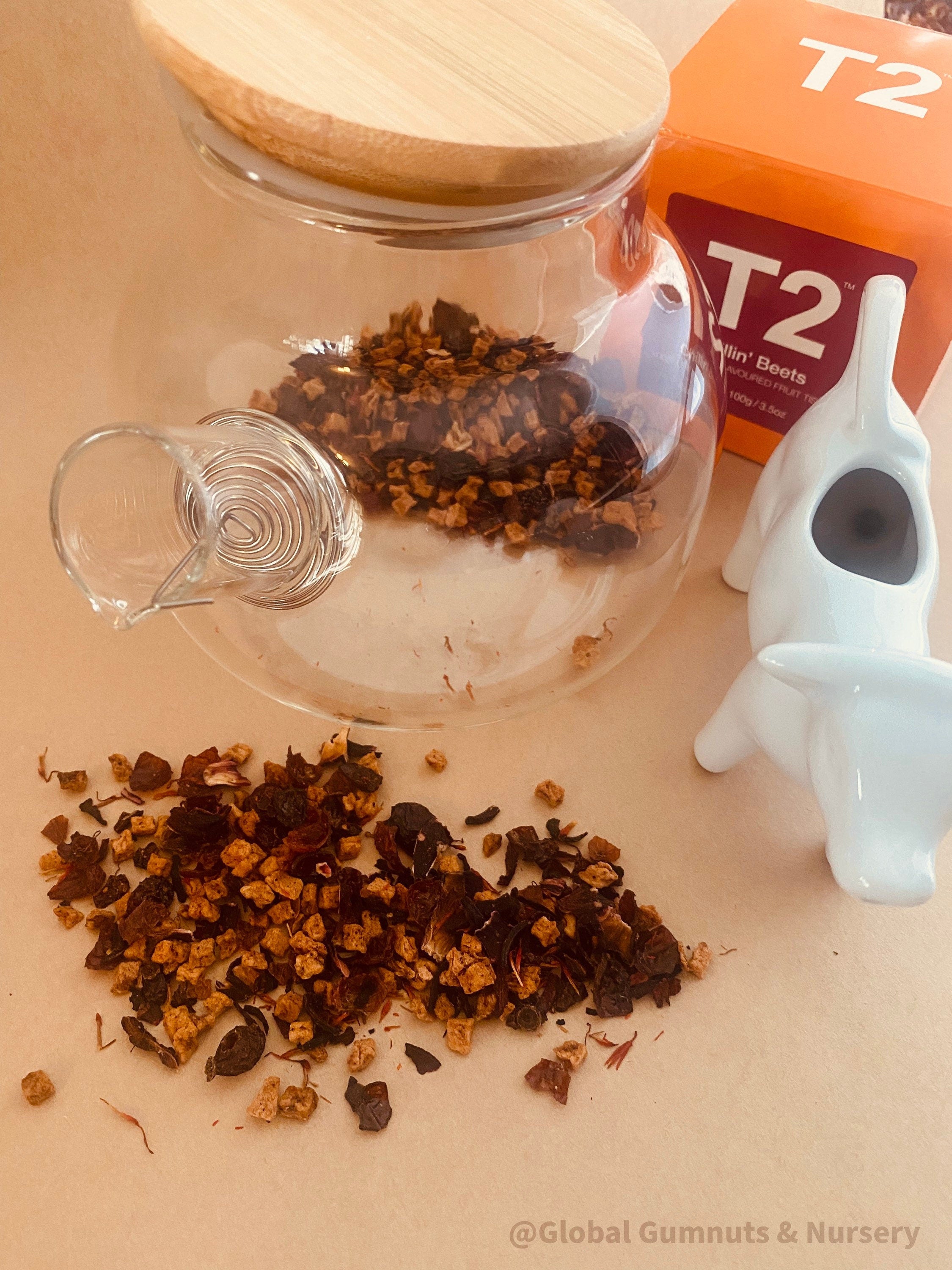 Glass Teapot with Bamboo Lid: Stylish glass teapot with bamboo lid, perfect for tea time or as a display piece for modern decor.