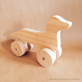 Juguete de madera con ruedas para perro salchicha