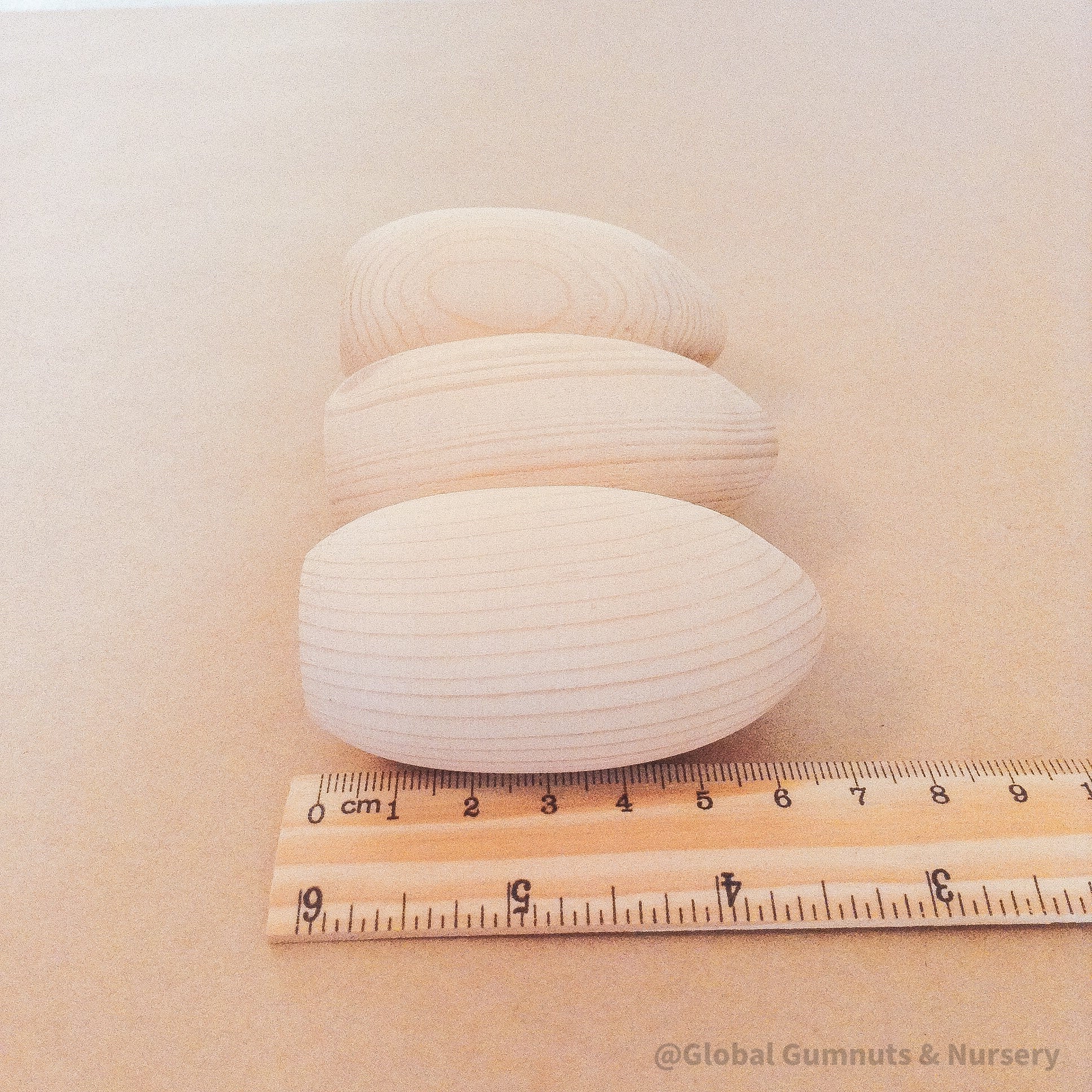 Flat-bottomed wooden egg, ideal for Easter crafts, displays, or creative projects.