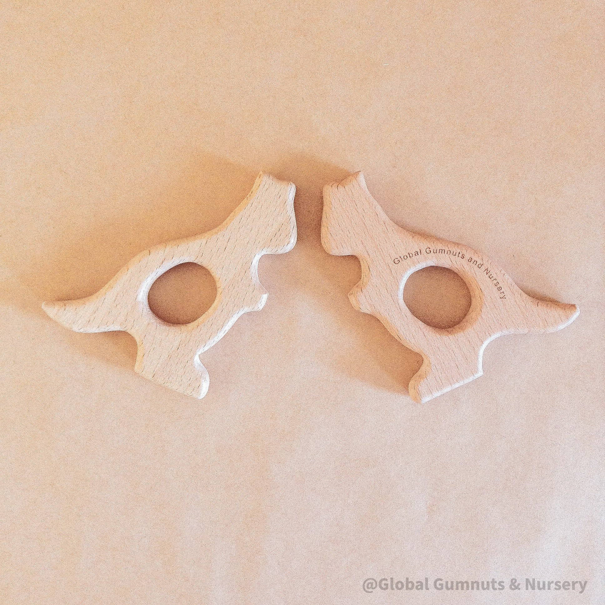 Wooden kangaroo, crafted from natural beech wood for play gyms or pocket gifts.
