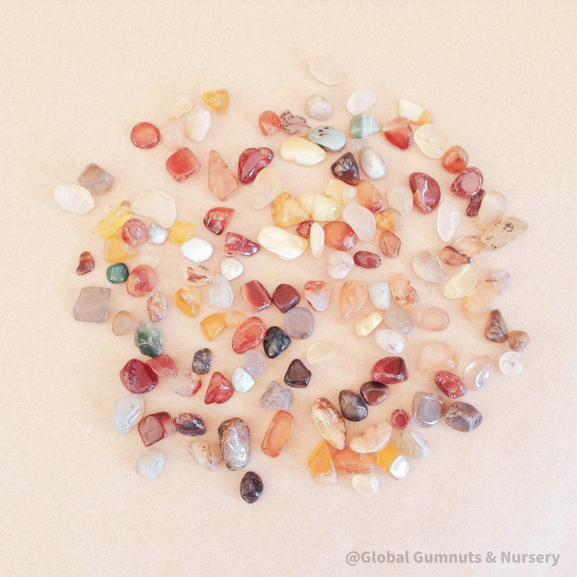 Natural crystals in six colors (50g), including quartz, agate, and amethyst, perfect for display or crafts.
