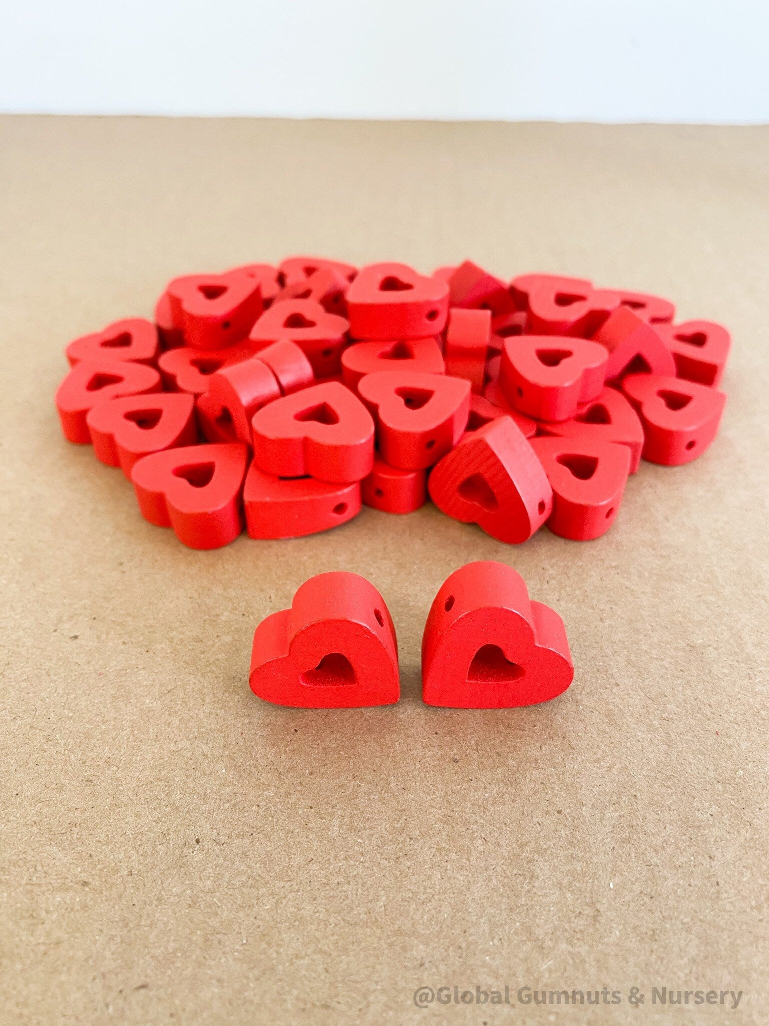 Perles en bois rouges fantaisistes en forme de cœur