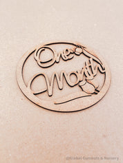 1-month milestone disc: elegant wooden disc to celebrate a baby's first month.