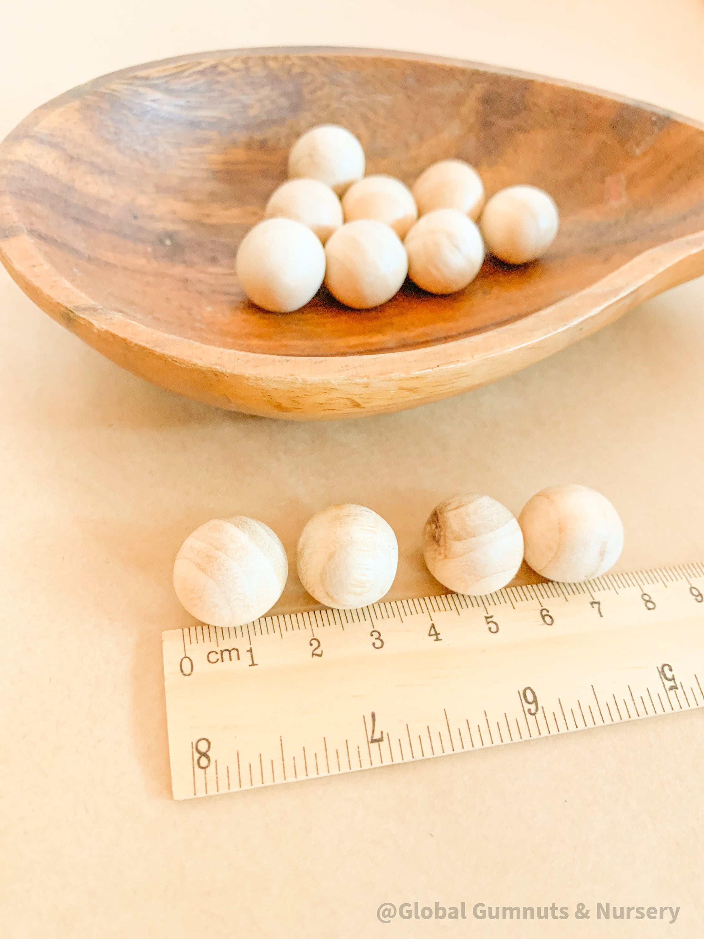 Natural wooden balls, perfect for creative crafting, learning, or marble games.

