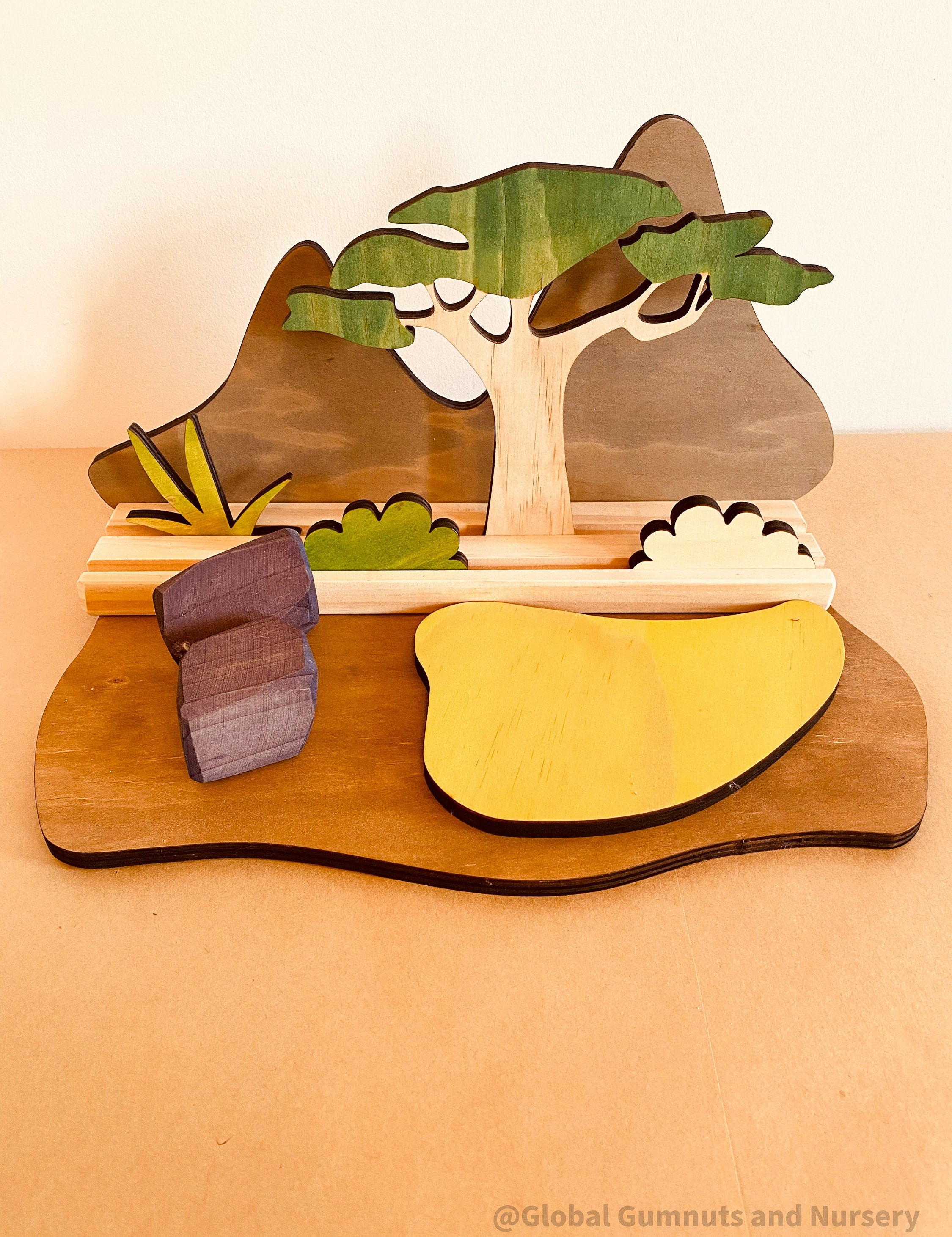 Safari and Mountains Story Stage: Adventure play set with safari animals and mountains.