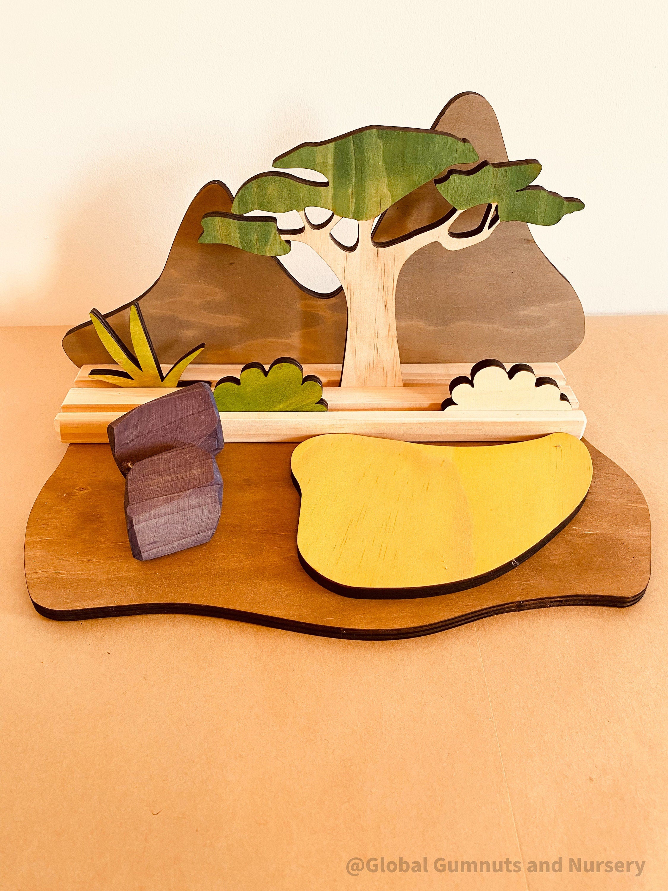 Safari and Mountains Story Stage: Adventure play set with safari animals and mountains.