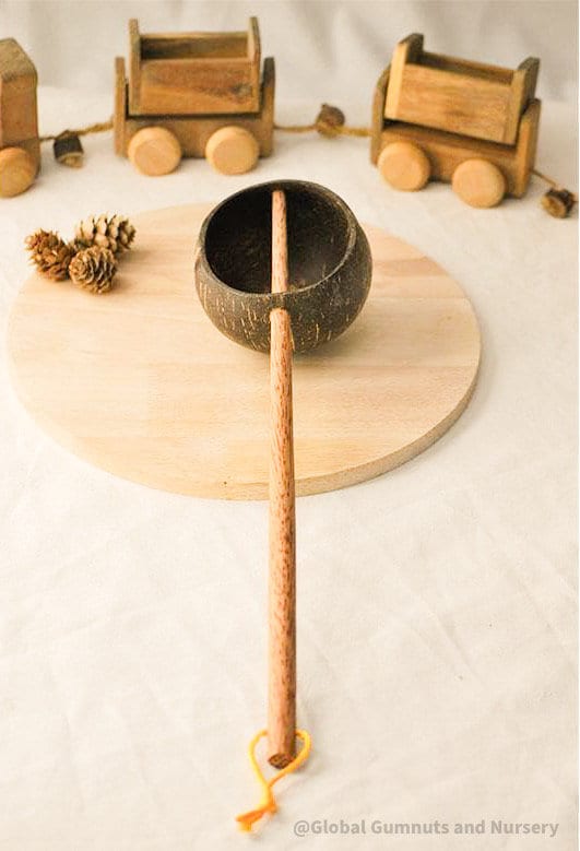Short handle water cup scoop, a coconut bowl measuring tool for kids.