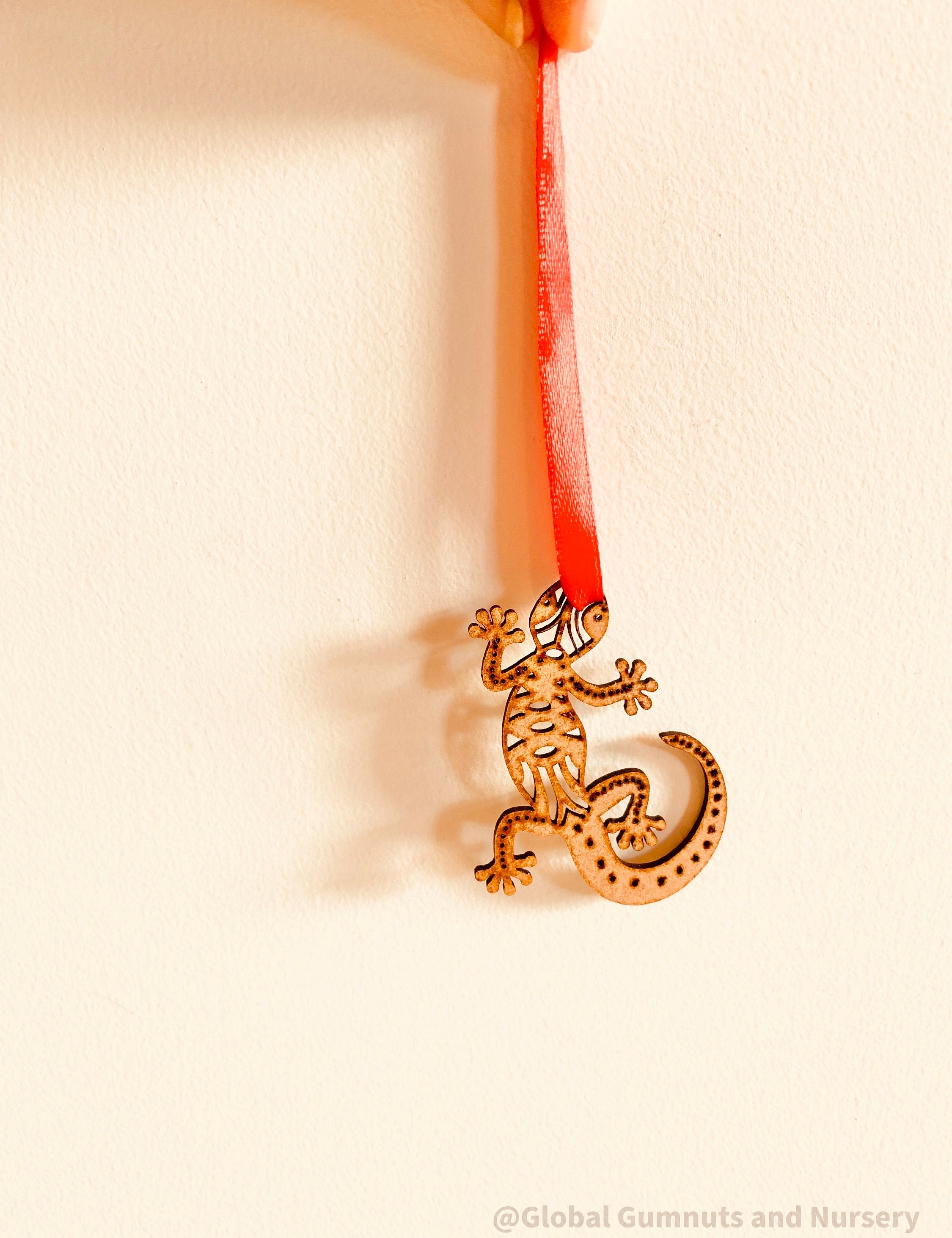 Gecko Ornament: Australian animal-themed gecko ornament for Christmas trees.