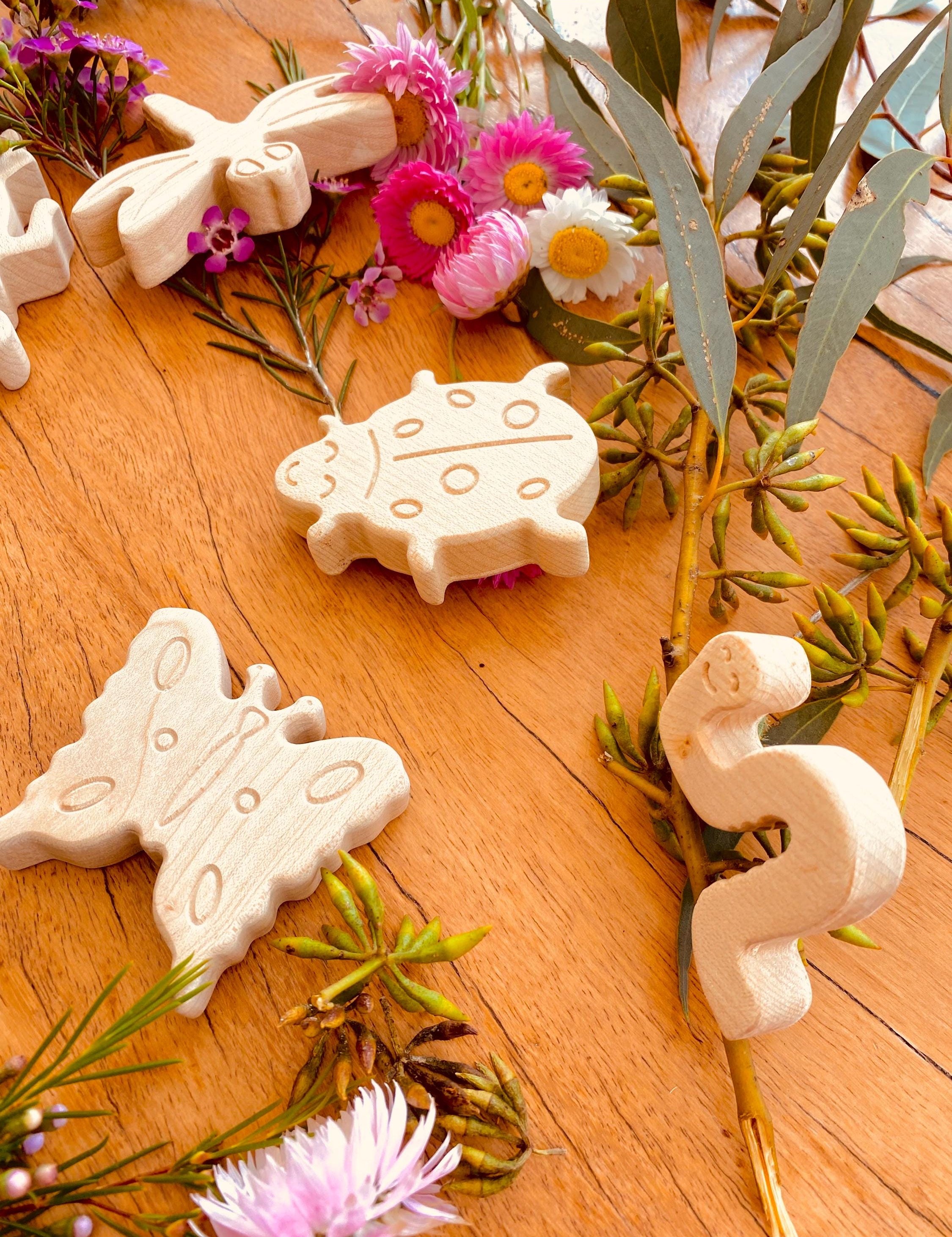 wooden bug toy set: 9-piece collection of wooden insects for nature-themed play.
