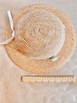 Chapeau de paille avec ruban et touche florale
